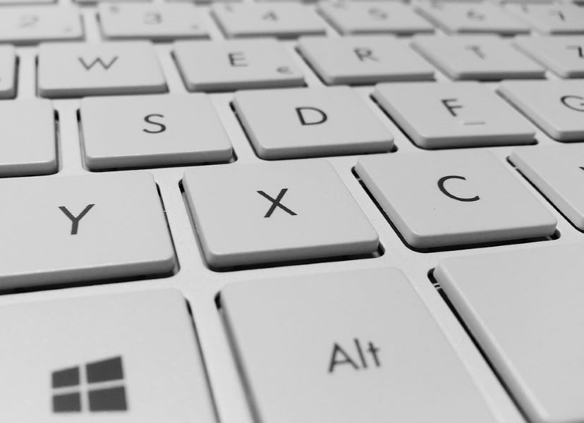 clavier d'ordinateur blanc