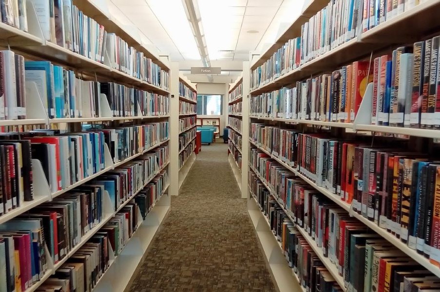rayons d'une bibliothèque d'université avec beaucoup de livres