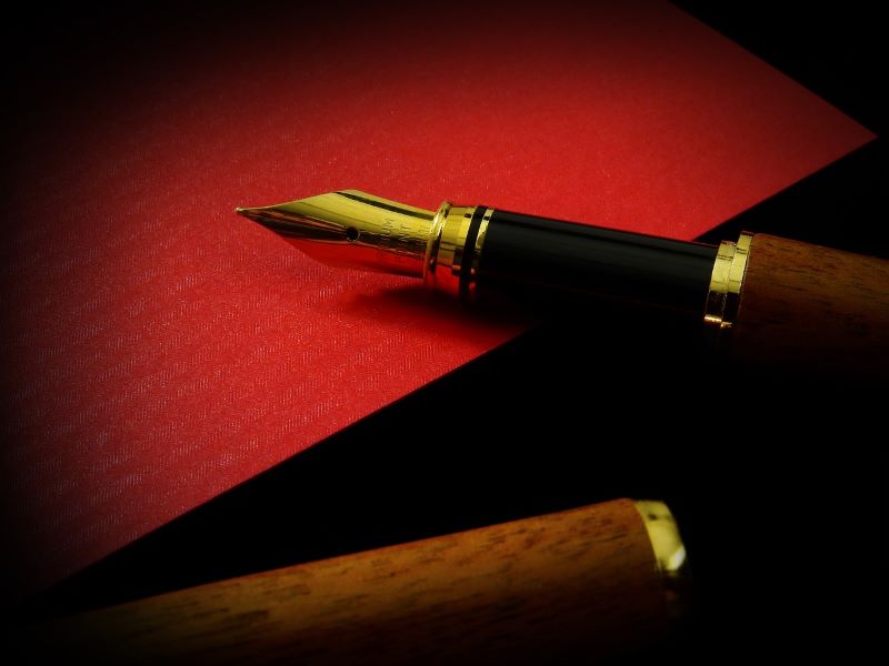 stylo-plume posé sur un fond rouge