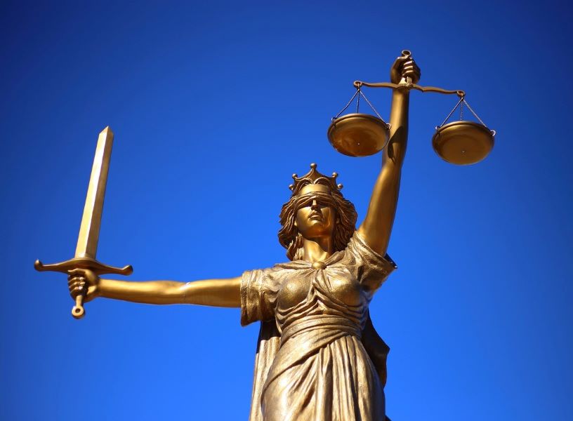 photo d'une statue de la justice, avec son glaive et sa balance
