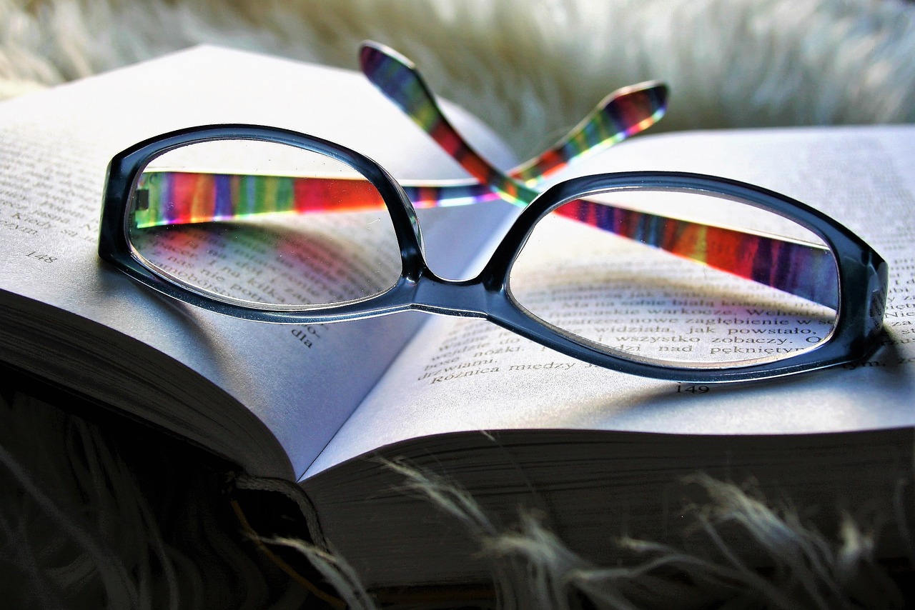 lunettes posées sur un livre ouvert