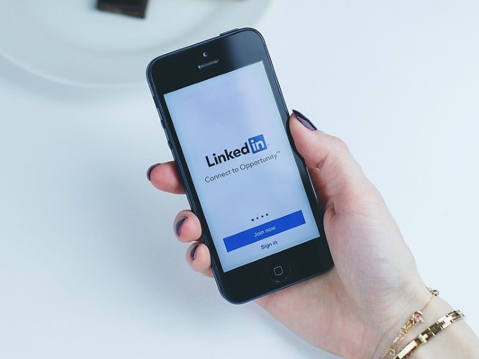 Posts LinkedIn 2 - smartphone connecté sur LinkedIn